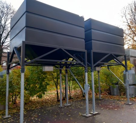 Kuvassa kaksi hiekkasiiloa.